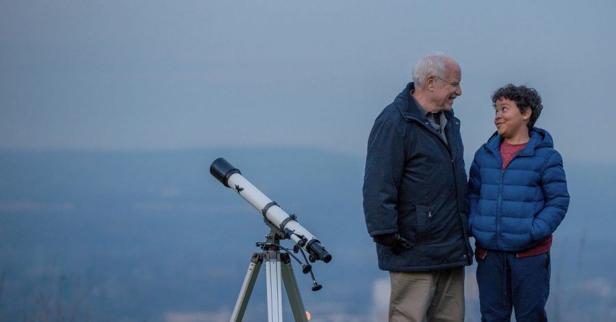Angus Stewart (Richard Dreyfuss) bringt seinem Enkel Barney (Richie Lawrence) die Schönheit der Sterne nahe.