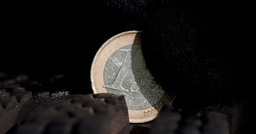 Mit dem drei Millimeter breiten Rand einer Ein-Euro-Münze lässt sich checken, ob noch mehr als die vom ADAC als Minimum geratenen vier Millimeter auf dem Reifen sind.