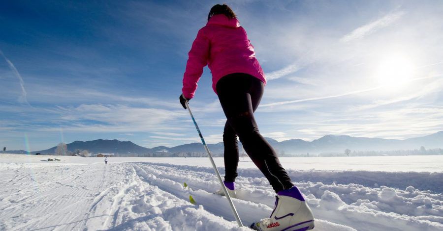 Daunenjacken halten im Winter warm, zum Beispiel beim Langlauf.