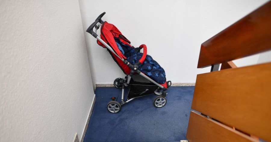 Die Wohnung ist zu klein. Aber darf man den Kinderwagen dann einfach so im Treppenhaus abstellen?