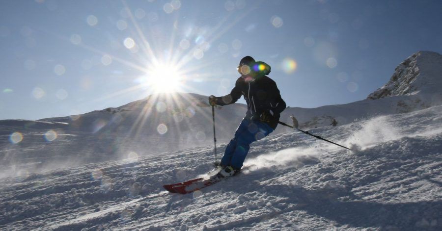 Schon bald dürften auf der Zugspitze wieder zahlreiche Skifahrer unterwegs sein. Doch diesmal gelten für den Wintersportbetrieb strikte Corona-Auflagen.