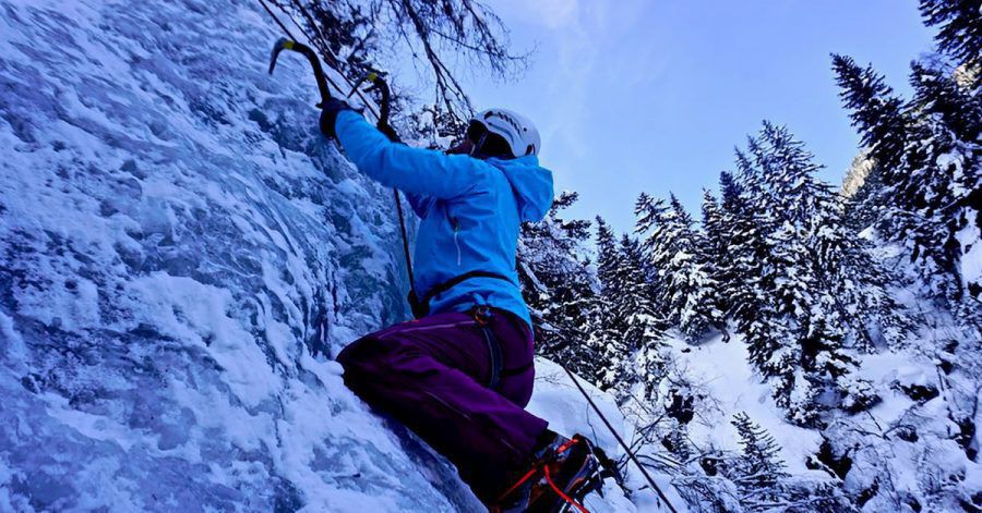 Eisklettern erfordert spezielles Können und passende Geräte. Beim Eis Total Festival in Tirol können Interessierte sich über den speziellen Sport informieren.
