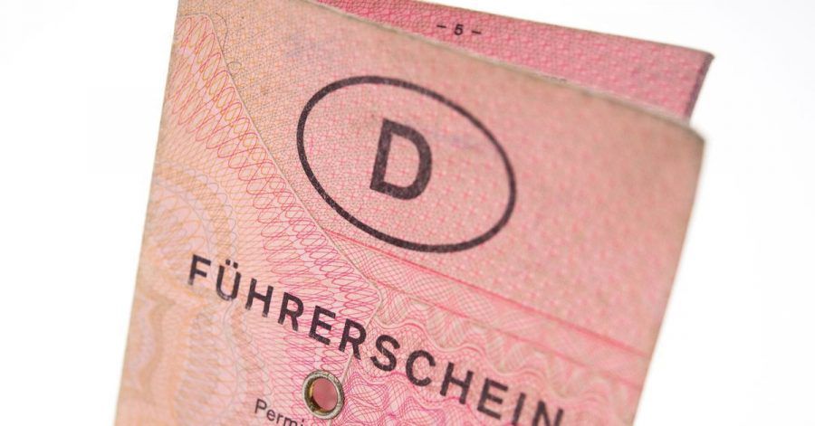 Alter Führerschein - ohne Fahrpraxis? Dann ist eventuell eine neue Fahrprüfung fällig.