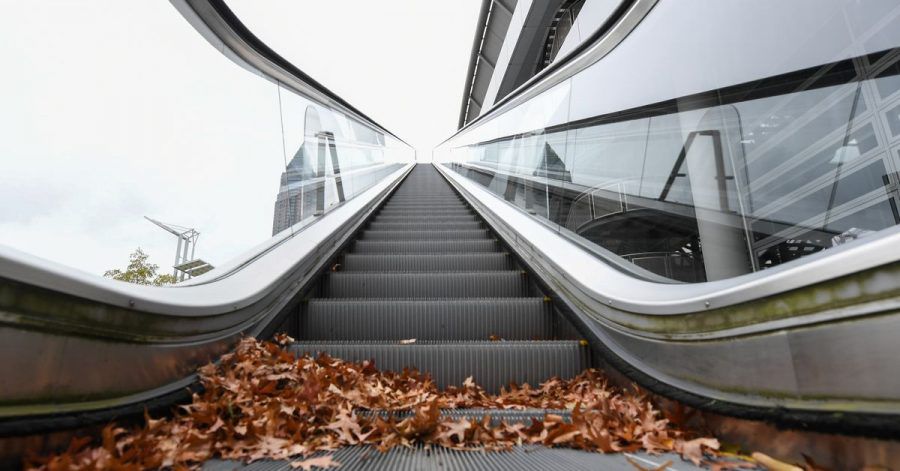 Die Rolltreppe an der Messehalle 3 steht still. Gedränge gibt es auf der Frankfurter Buchmesse dieses Jahr nicht.