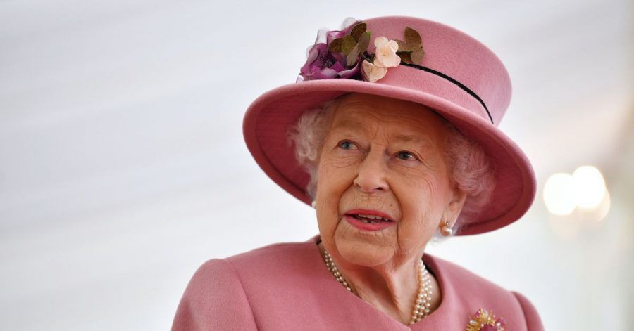 Für ihren ersten öffentlichen Auftritt seit Ausbruch der Corona-Pandemie wählte Königin Elisabeth II. von Großbritannien ein Outfit in dezentem Roas.