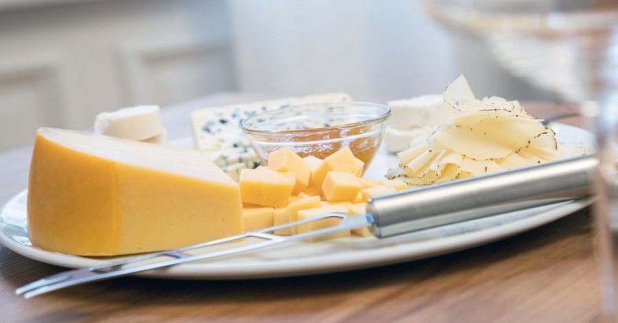 Bei Käsesorten mit einem Paraffin- oder Wachs-Überzug muss die Rinde abgeschnitten werden, bei Blauschimmelkäse dagegen nicht.