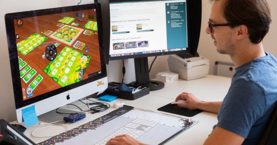 Maximilian Metzler, Mitarbeiter des Spiele Verlages Merz, spielt am Computer das Spiel «My Farm Shop».