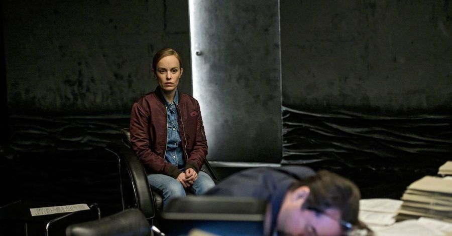 Professor Boerne (Jan Josef Liefers) ist verwirrt und erschöpft - Nadeshda Krusenstern (Friederike Kempter) wacht über ihn in einer Szene des «Tatort: Limbus».