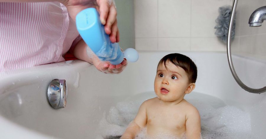 Mit einem Kindershampoo, das wenig brennt und ziept, geht das Haarewaschen leichter.