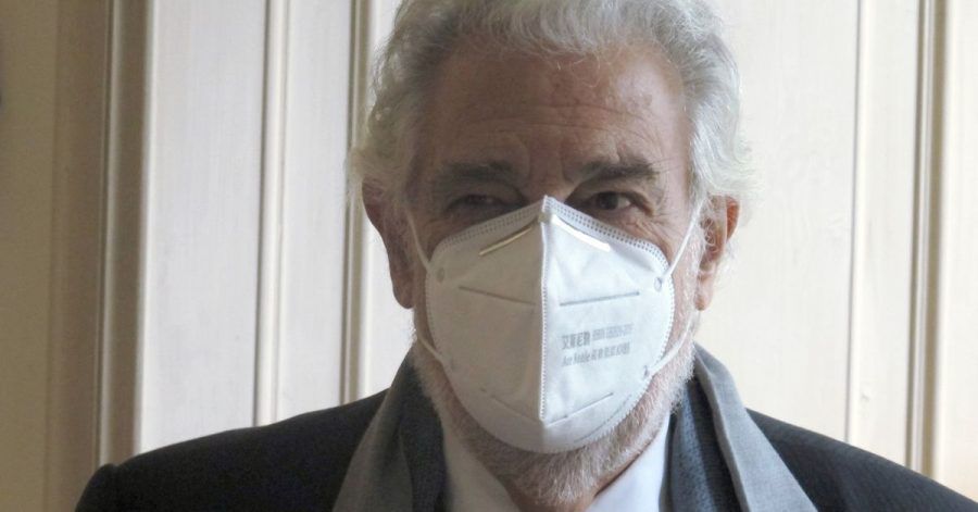 Der Opernsänger Plácido Domingo setzte auch beim Fototermin die Maske nicht ab.
