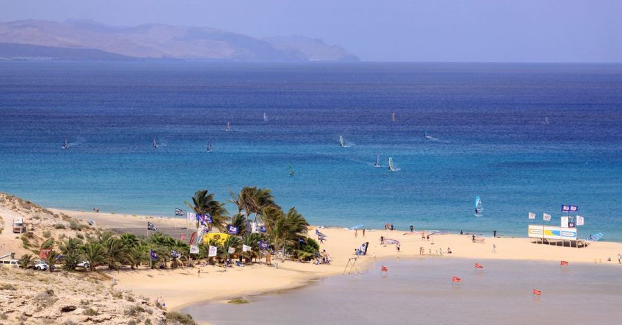 Fuerteventura hat schöne Strände - und viel Wind. Daher kommen auch Windsurfer gerne.