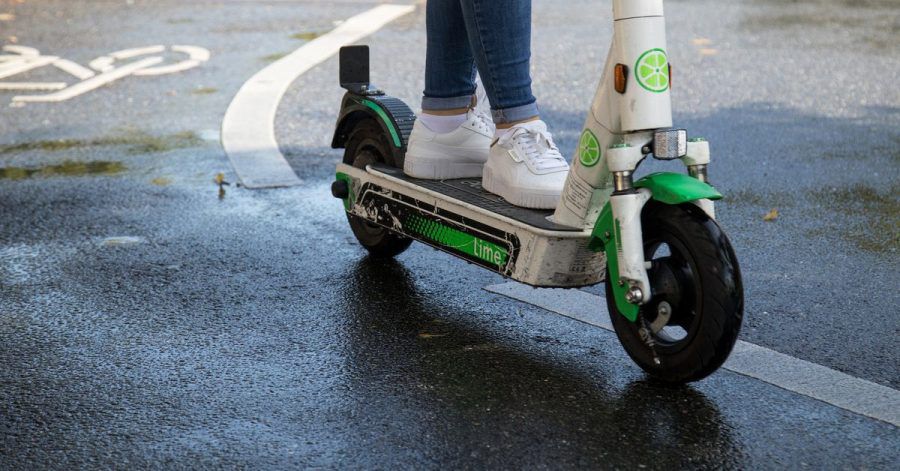 Mit viel Gefühl und gedrosseltem Tempo: E-Scooter fährt man im rutschigen Herbst besser noch vorausschauender als sonst.