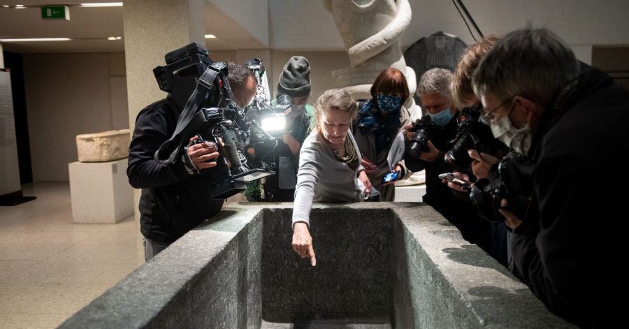 Friederike Seyfried, Direktorin des Ägyptischen Museums, zeigt Medienvertretern Spuren der Sachbeschädigungen im Neuen Museum.