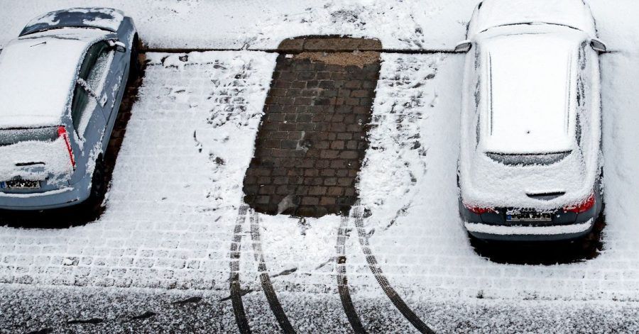 Zarte Zeichen zeugen im Schnee vom gelungenen Aufbruch: Wer bei eiskalten Temperaturen problemlos starten will, braucht eine fitte Batterie.