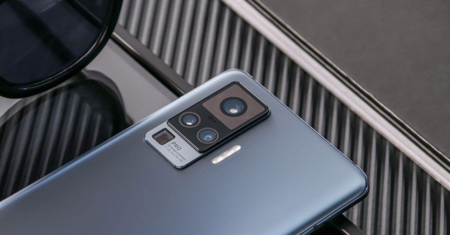 Ganz oben sitzt beim Vivo X51 5G die Hauptkamera, ganz unten die Periskop-Telekamera mit Fünffach-Zoom.