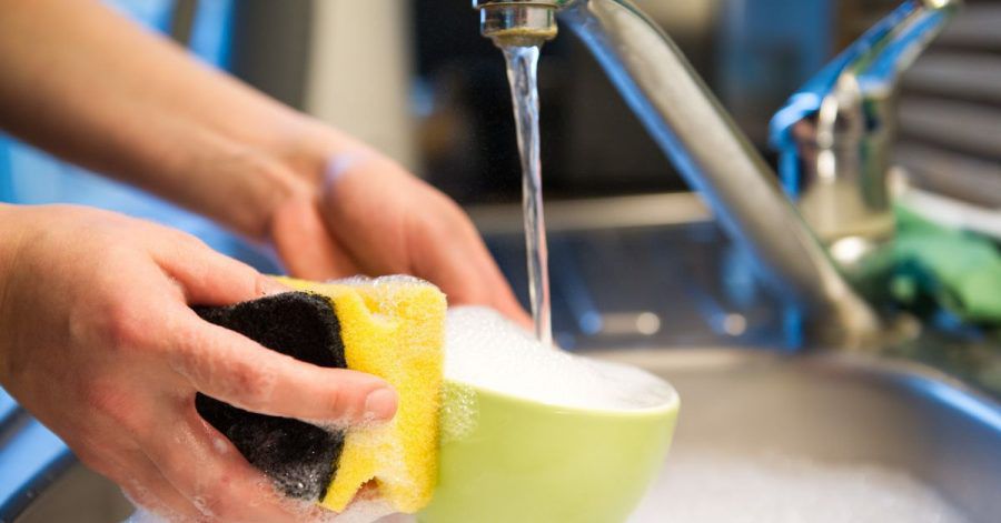 Benutze Spülschwämme sollte man regelmäßig austauschen wegen Keimen. Man muss sie aber nicht gleich wegwerfen - sie können auch in der Maschine gewaschen werden.