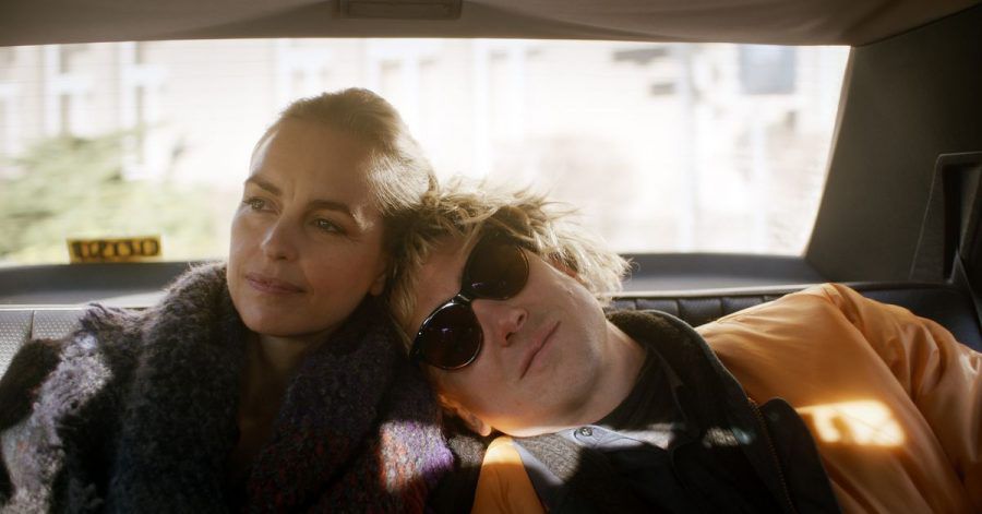 Lisa (Nina Hoss) unterstützt ihren Bruder Sven (Lars Eidinger), der Krebs hat.