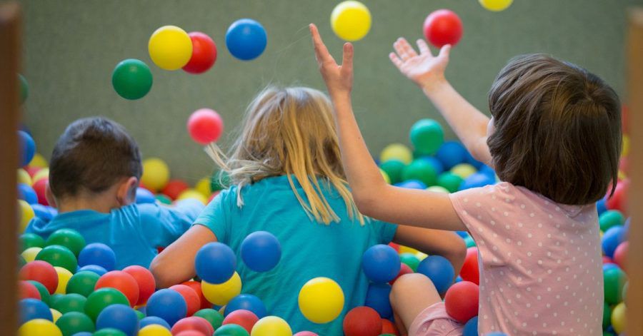 Eine Studie warnt vor der Belastung durch Umweltgifte: Viele Kinder nehmen durch Atemluft, Wasser, Nahrungsmittel, Spielzeug oder Kleidung schädliche Substanzen auf.