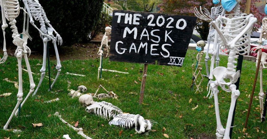 Halloween-Dekoration zum Thema Coronavirus auf einem Rasen im Bundesstaat New Jersey.