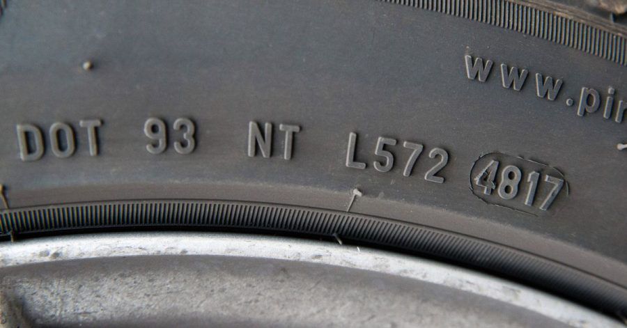 Altershinweis: Am oval eingefassten Code an der Reifenflanke können Autofahrer ablesen, wie alt die Pneus sind. Hier weist die Zahl 4817 auf eine Herstellung in der 48. Kalenderwoche des Jahres 2017 hin.