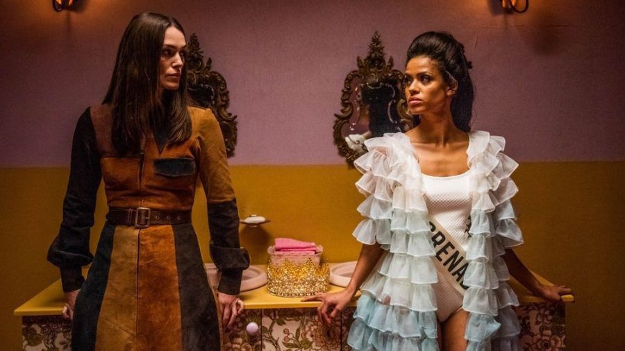 Frauenrechtlerin Sally (Keira Knightley, links) und Miss Grenada Jennifer (Gugu Mbatha-Raw) kämpfen auf unterschiedliche Art und Weise gegen die veralteten Strukturen der 70er Jahre. (wag/spot)