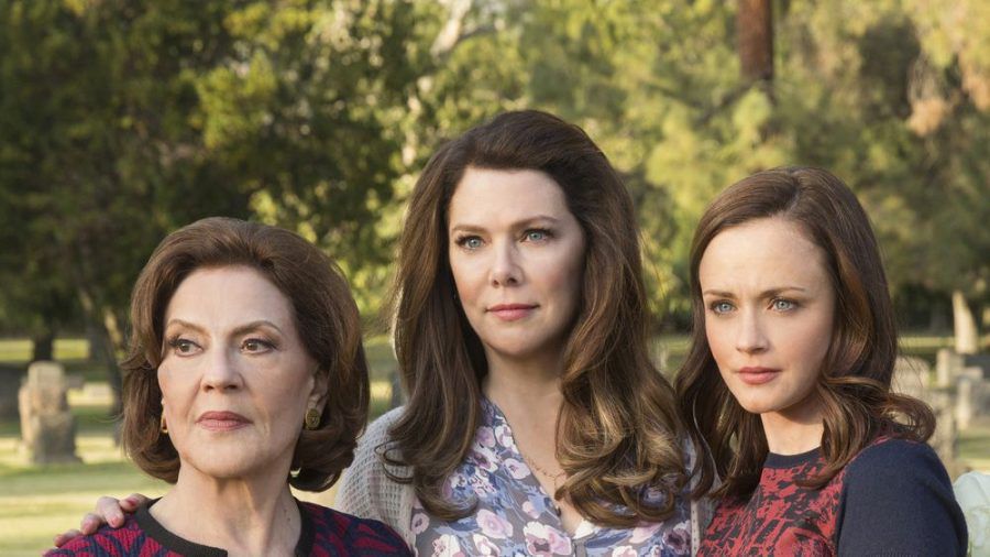 Emily (Kelly Bishop, v.l.), Lorelai (Lauren Graham) und Rory (Alexis Bledel) in "Gilmore Girls: Ein neues Jahr". (cam/spot)
