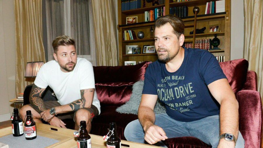 "GZSZ": Als sich die Ankunft von Nina verzögert, macht Leon (r.) sich mit John einen gemütlichen Abend (cg/spot)