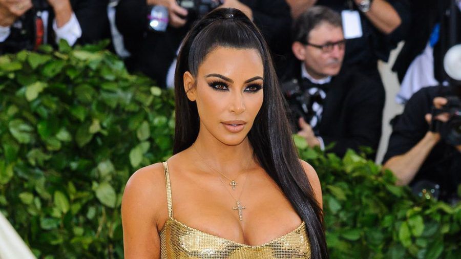 Mit diesem goldenen Kleid zog Kim Kardashian bei der Met-Gala 2018 die Blicke auf sich (jru/spot)