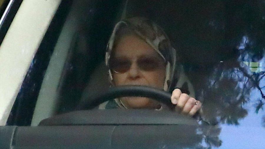 Noch sitzt die Queen in Sandringham hinter dem Steuer, bald reist sie nach Windsor (hub/spot)