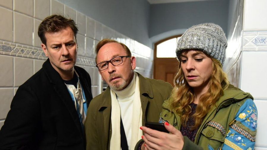"München Mord: Ausnahmezustand": Die Kommissare Harald Neuhauser (Marcus Mittermeier, l.), Ludwig Schaller (Alexander Held) und Angelika Flierl (Bernadette Heerwagen) begutachten die Leiche im Flur eines Hauses in Giesing. (cg/spot)