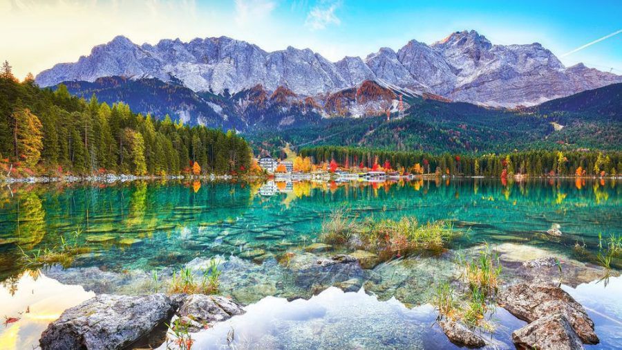 Der Eibsee im Wettersteingebirge ist besonders im Herbst einen Abstecher wert. (kms/spot)