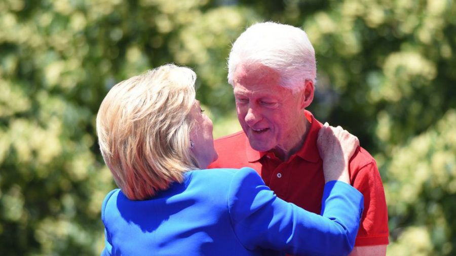 Hillary Clinton gratuliert ihrem Mann Bill Clinton öffentlich zum Hochzeitstag (ili/spot)