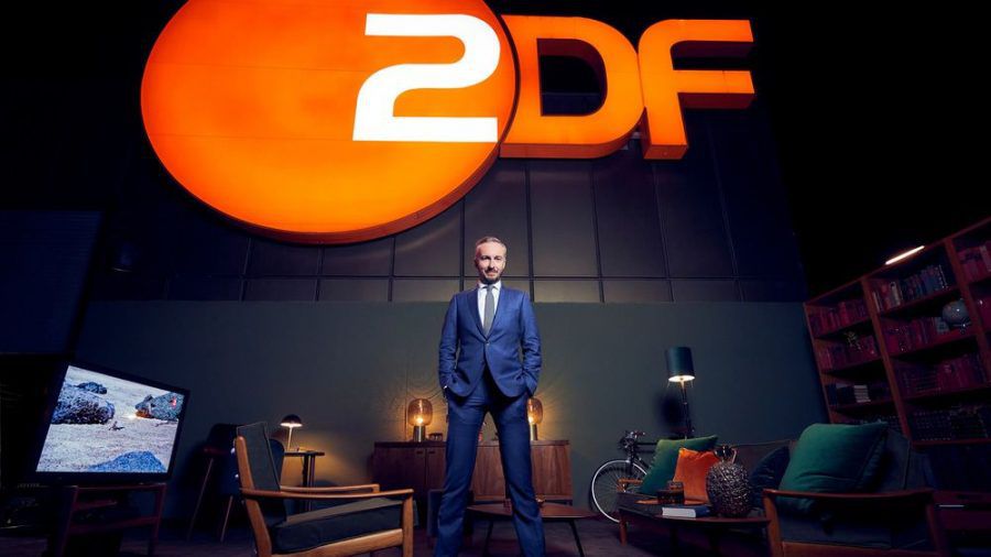 Jan Böhmermann in seinem neuen Studio des "ZDF Magazin Royale" (stk/spot)