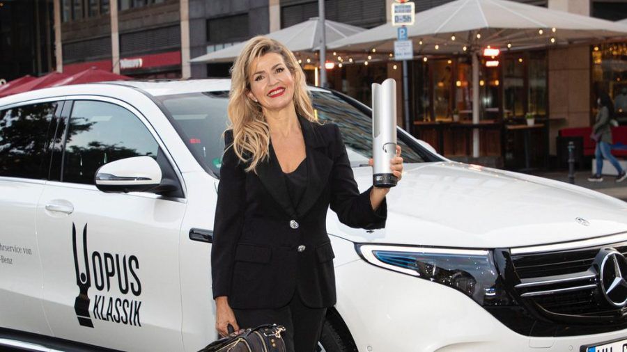 Anne-Sophie Mutter freut sich über ihren Preis. (tae/spot)