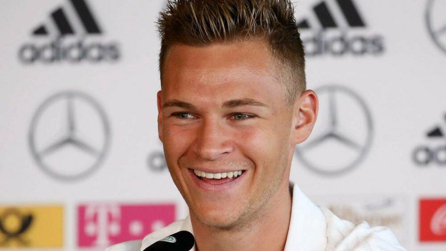 Joshua Kimmich bei einer Pressekonferenz der deutschen Nationalmannschaft (wue/spot)