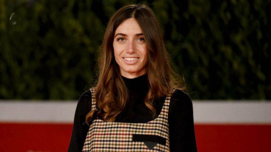 Schauspielerin Virginia Valsecchi im angesagten Rollkragen-Outfit. (cos/spot)