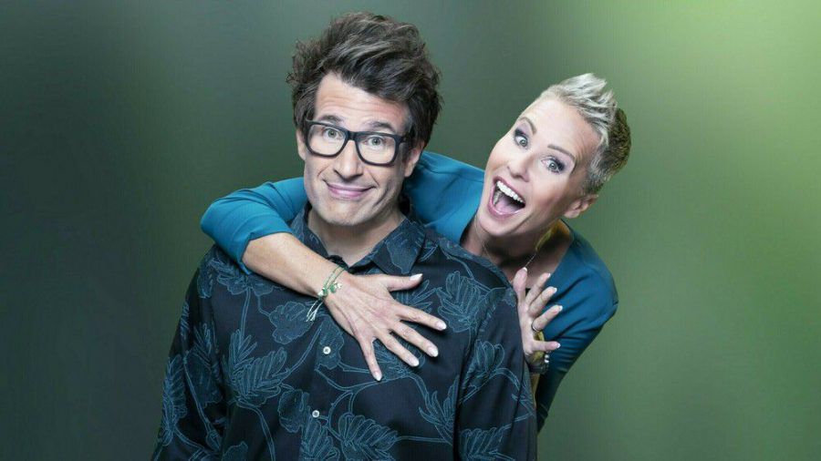 Daniel Hartwich und Sonja Zietlow moderieren traditionell das Dschungelcamp. (wue/spot)
