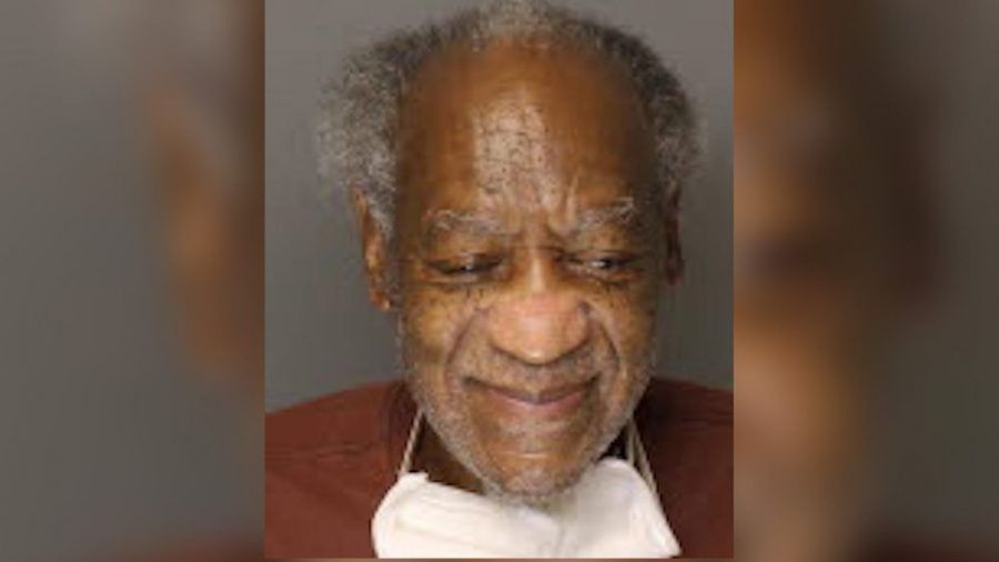 Aktuelles Foto: Bill Cosby mit Maske und einem angedeuteten Lächeln. (jom/spot)