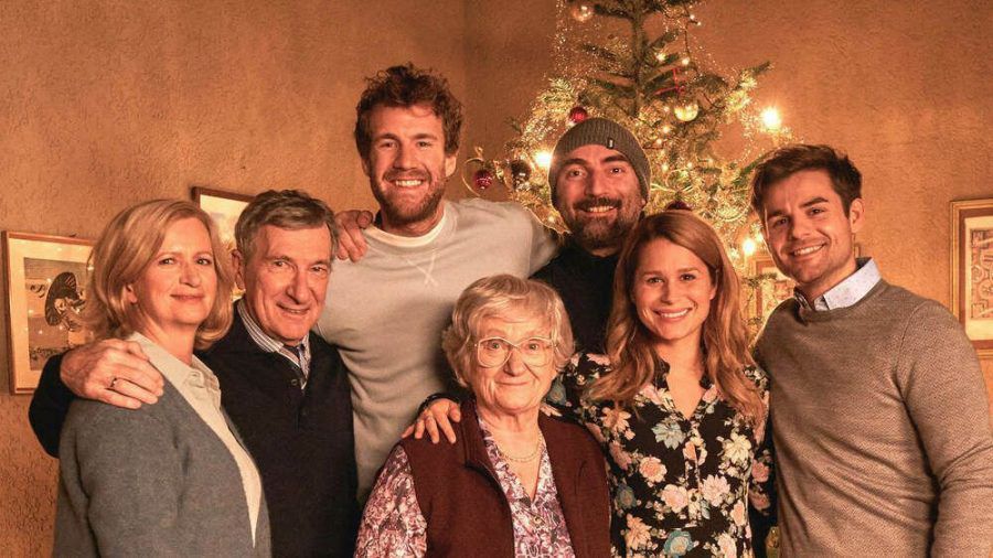 Luke Mockridge (3.v.l.) feiert in "ÜberWeihnachten" sein Debüt als Schauspieler in einer fiktionalen Serie. (cam/spot)