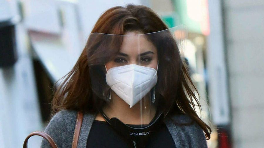 Vanessa Hudgens scheint eine Maske nicht zu reichen. (cos/spot)