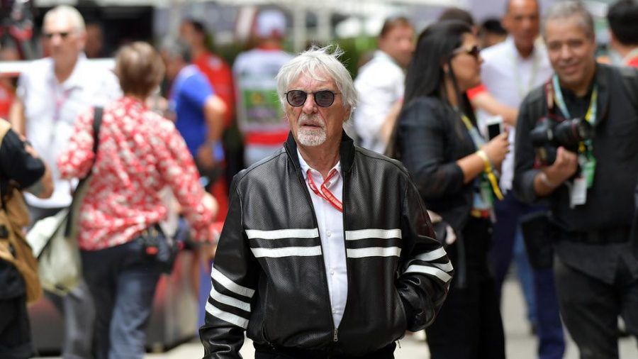 Wenn Bernie Ecclestone durch die Formel-1-Boxengasse schreitet, sind alle Blicke auf ihn gerichtet (ln/spot)