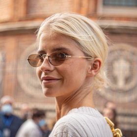 Influencerin Caru Daur mit Sonnenbrille