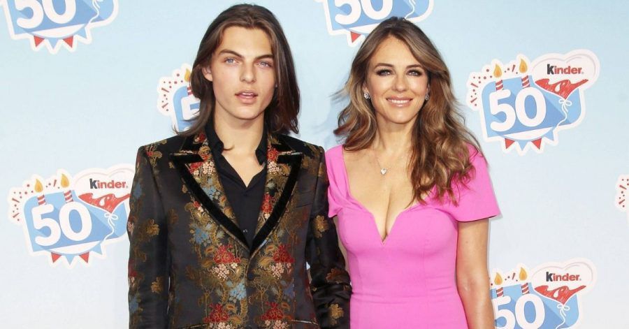 Sexy wie Mama Liz: Damian Hurley nackt im Bett!