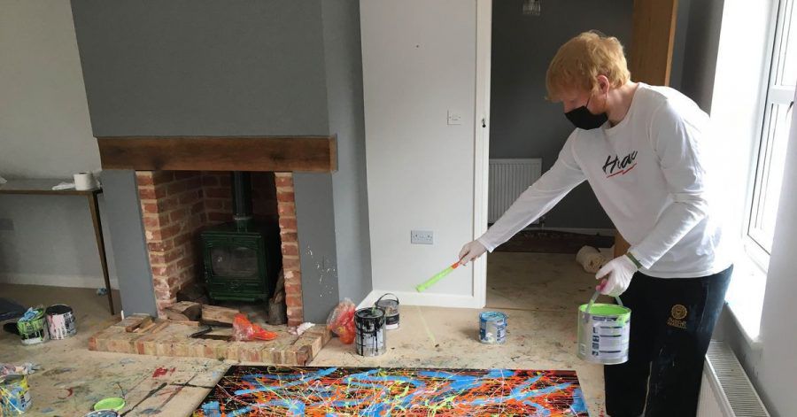 Auf den Spuren von Jackson Pollock: Ed Sheeran bei der Arbeit an einem seiner Gemälde.