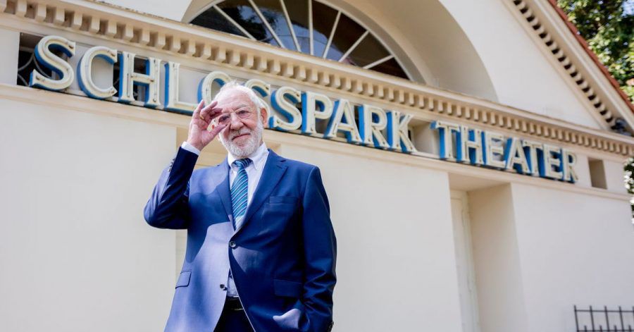 Dieter Hallervorden, Intendant des Schlosspark Theater, vor dem Haus.
