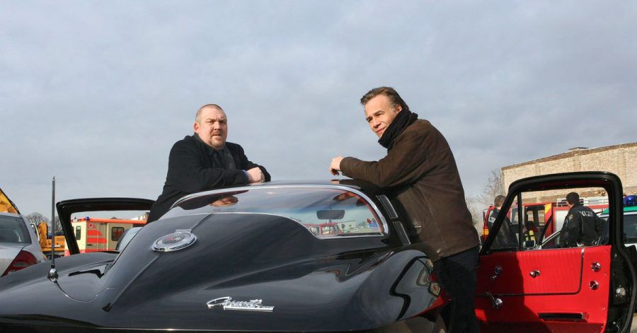 Wichtige Requisite: Freddy Schenk (Dietmar Bär, l.) kutschiert seinen Kollegen Max Ballauf (Klaus J. Behrendt) in einer konfiszierten Corvette.