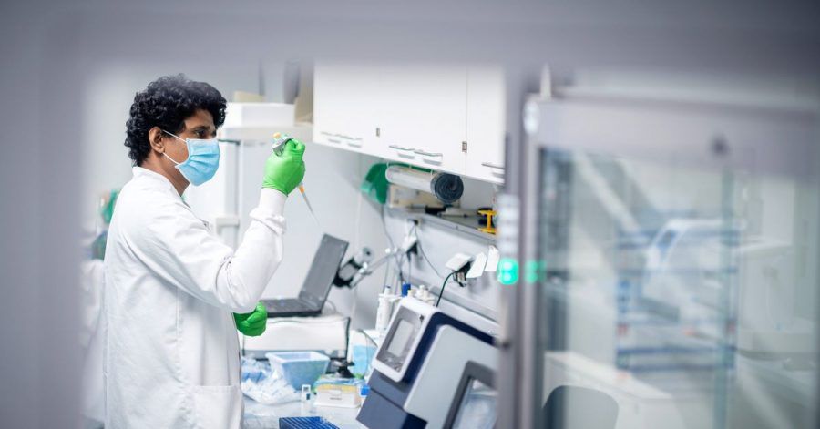 Ein Mitarbeiter des Biotechnologie-Unternehmens Biontech arbeitet in einem Labor in Mainz.
