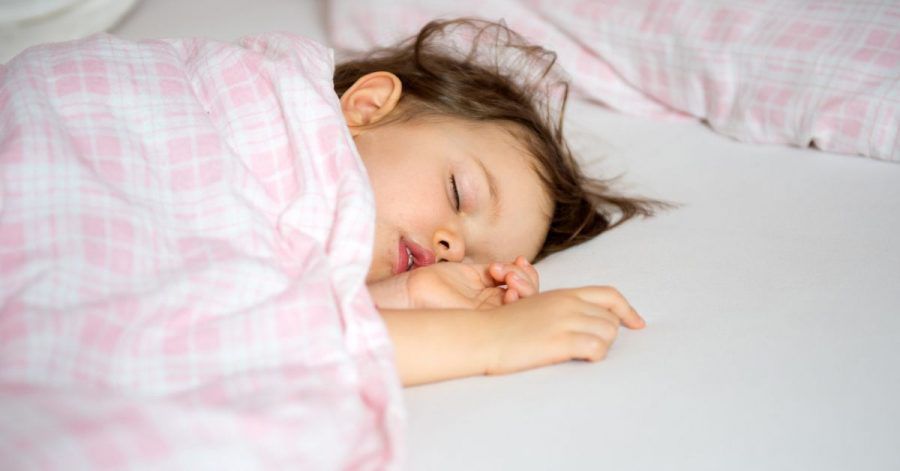 So erholsam der Mittagsschlaf für Eltern und Kinder auch ist: Irgendwann wird es Zeit, ihn wegzulassen.