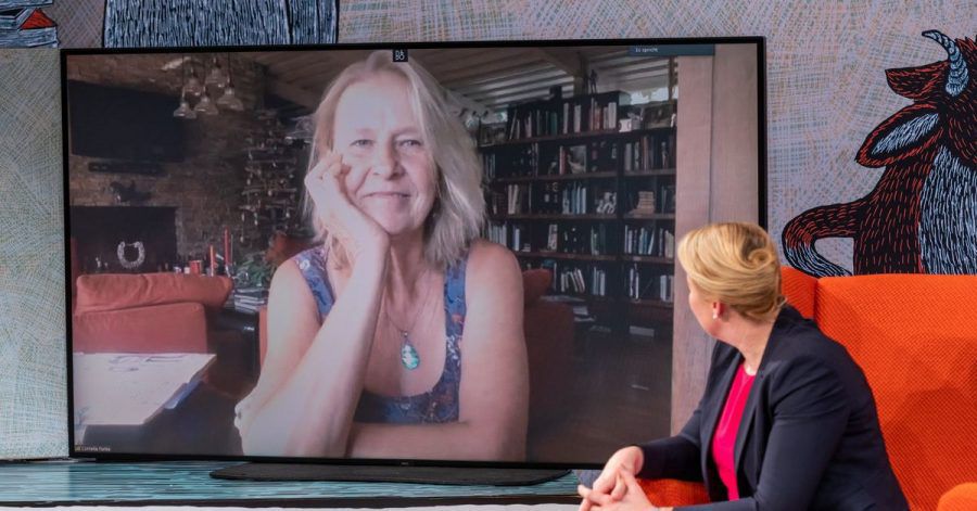 Cornelia Funke im Gespräch mit Familienministerin Franziska Giffey bei der Verleihung des Deutschen Jugendliteraturpreises.