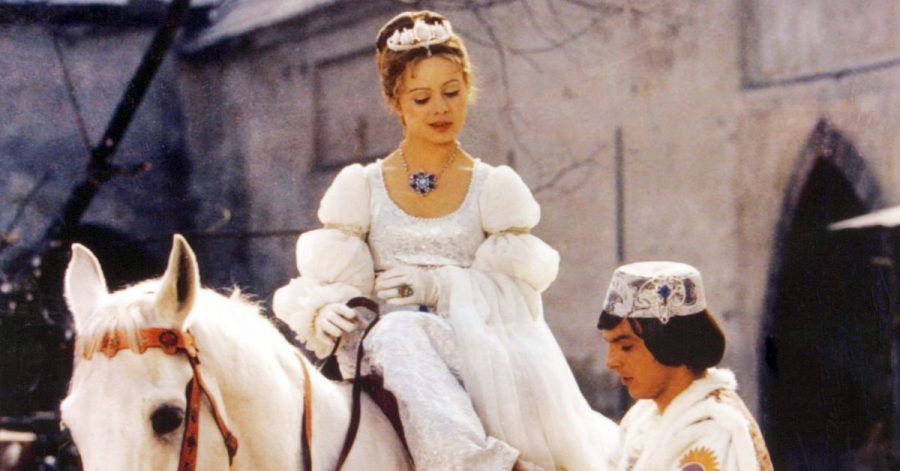 Der Prinz (Pavel Travnicek) passt Aschenbrödel (Libuse Safrankova) den verlorenen Schuh an.